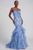 Vestido de graduación de organza sin tirantes de sirena azul sin tirantes florales con volantes
