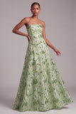 Vestido verde de graduación sin tirantes de lentejuelas con flores bordadas y encaje en la espalda