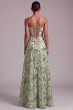 Vestido verde de graduación sin tirantes de lentejuelas con flores bordadas y encaje en la espalda