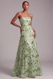 Vestido verde de graduación sin tirantes de lentejuelas con flores bordadas y encaje en la espalda