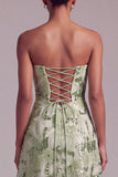 Vestido verde de graduación sin tirantes de lentejuelas con flores bordadas y encaje en la espalda