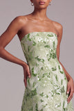 Vestido verde de graduación sin tirantes de lentejuelas con flores bordadas y encaje en la espalda
