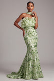 Vestido largo de graduación sin tirantes de sirena verde con volantes y lentejuelas