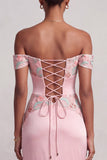 Vestido de graduación largo de fin, bordado de satén fruncido en forma de vaina rosa, bordado floral
