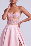 Vestido de graduación largo de satén rosa sin tirantes florales con abertura lateral