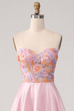 Vestido de graduación largo de satén rosa sin tirantes florales con abertura lateral