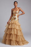 Vestido largo de graduación, sin tirantes y escaleras de organza con volantes, corte dorado