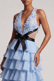 Vestido de Graduación Largo Azul Claro con Escote en V, Flores, Pliegues, Tul de Gasa, Volantes y Lazo