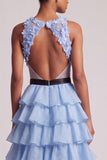 Vestido de Graduación Largo Azul Claro con Escote en V, Flores, Pliegues, Tul de Gasa, Volantes y Lazo