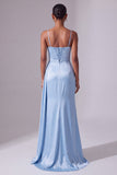 Vestido largo de graduación de satén fruncido de raso azul claro con tirantes finos y abertura