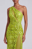 Vestido largo de graduación de tul funda de un hombro verde con y abertura