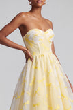 Vestido largo de graduación Jacquard sin tirantes amarillo con línea en A y borde con volantes