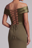 Vestido midi midi con volantes en el hombro y funda oliva de la madre de la novia con abertura lateral