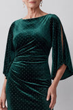 Vestido de madre de la novia con escote bateau verde oscuro y funda con cuentas fruncidas, mangas afiladas