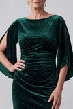 Vestido de madre de la novia con escote bateau verde oscuro y funda con cuentas fruncidas, mangas afiladas
