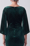 Vestido de madre de la novia con escote bateau verde oscuro y funda con cuentas fruncidas, mangas afiladas