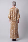 Vestido largo de madre de la novia con estampado de veludo champán con escote floral y capa