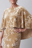 Vestido largo de madre de la novia con estampado de veludo champán con escote floral y capa
