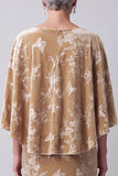 Vestido largo de madre de la novia con estampado de veludo champán con escote floral y capa