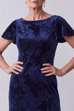 Vestido largo de madre de novia, mangas de terciopelo azul marino con cuello bateau, mangas florales con aleteo