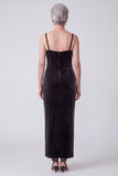 Vestido de madre de la novia con bordado de terciopelo negro con lentejuelas fruncidas, escote batazo y capa de gasa