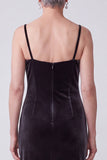 Vestido de madre de la novia con bordado de terciopelo negro con lentejuelas fruncidas, escote batazo y capa de gasa