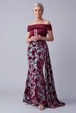 Vestido de Madre de la Novia de terciopelo burdeos fruncido con flores y drapping