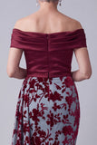 Vestido de Madre de la Novia de terciopelo burdeos fruncido con flores y drapping