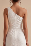 Vestido blanco blanco de funda de un solo hombro, encaje con volantes, pequeño vestido blanco con abertura
