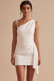 Vestido blanco blanco con cuerpo compacto asimétrico, un solo hombro fruncido, corto