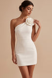 Vestido blanco blanco corto de un solo hombro con flor 3D