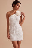 Vestido blanco blanco corto de un solo hombro con flor 3D