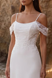 Vestido de novia blanco de línea A con aplicada de hombro frío hasta el largo del té