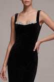 Vestido largo de terciopelo negro con detritos