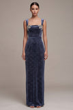 Vestido largo de terciopelo con cuentas de cuello cuadrado azul polvoriento y vaina
