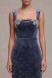 Vestido largo de terciopelo con cuentas de cuello cuadrado azul polvoriento y vaina