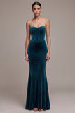 Vestido largo de terciopelo tirantes de corsé azul pavo real con pedrería