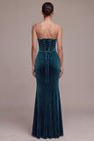 Vestido largo de terciopelo tirantes de corsé azul pavo real con pedrería