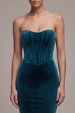 Vestido largo de terciopelo tirantes de corsé azul pavo real con pedrería