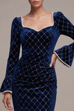 Vestido de terciopelo midi azul funda perlas fruncidas, mangas largas acampanadas