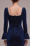 Vestido de terciopelo midi azul funda perlas fruncidas, mangas largas acampanadas