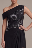 Vestido formal largo y arrugado de un solo hombro con vaina negra asimétrica y apliques