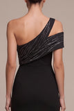 Vestido formal asimétrico de un solo hombro y funda negra con abertura lateral