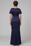 Vestido de madre de la novia azul marino con cuello de capucha y frotado largo con pedrería