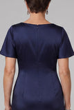 Vestido de madre de la novia azul marino con cuello de capucha y frotado largo con pedrería