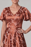 Vestido de Madre de la Novia, de satín midi estampado en satén marrón rojizo y mangas flaqueantes