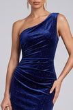 Vestido de noche de terciopelo azul marino con purpurina y un hombro fruncido