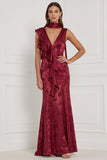 Vestido largo de dama de honor sirena burdeos con escote en V y volantes