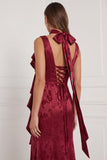 Vestido largo de dama de honor sirena burdeos con escote en V y volantes