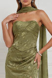 Vestido de dama de honor Maxi sin tirantes y arrugado con funda oliva y abertura lateral